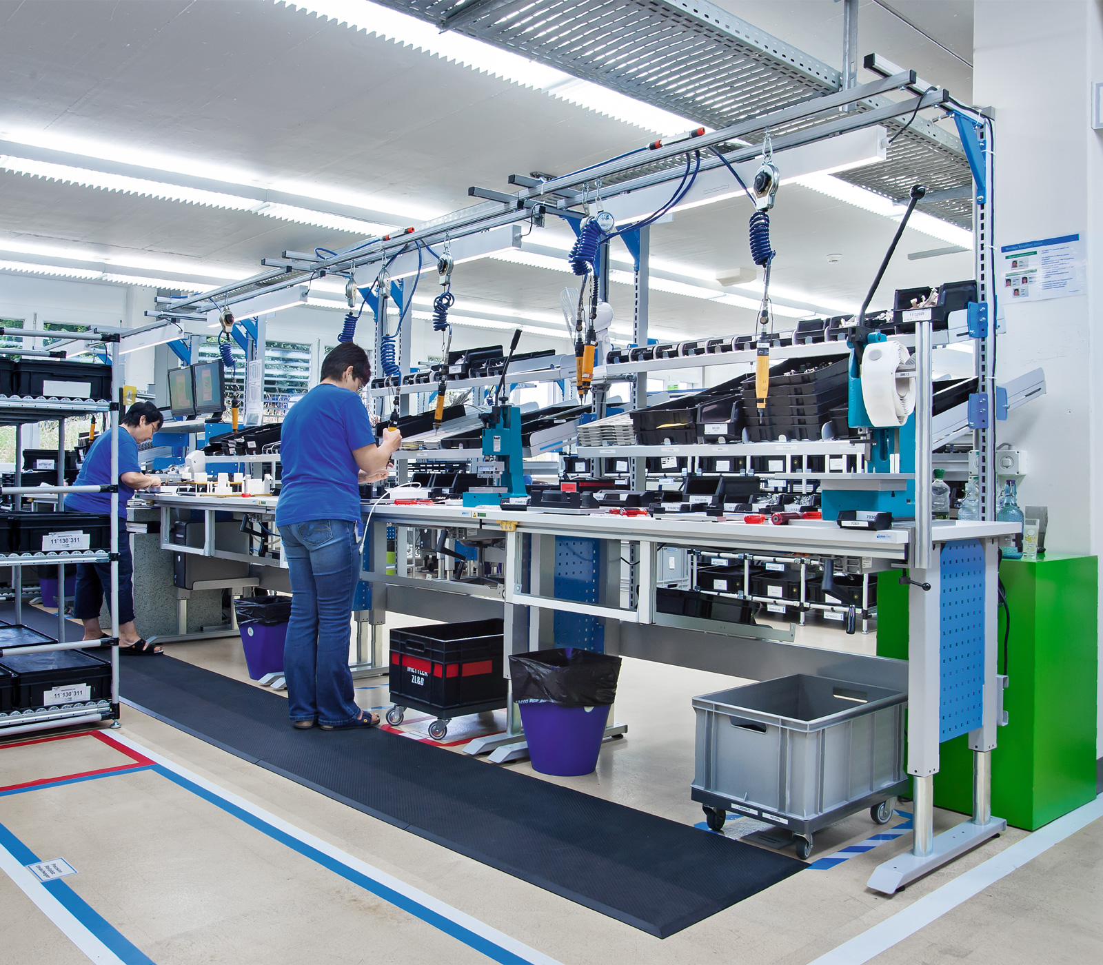 ERGO-line_Montagetische_Zufuehrung_Federzug_1_1600x1400-c1s1q85