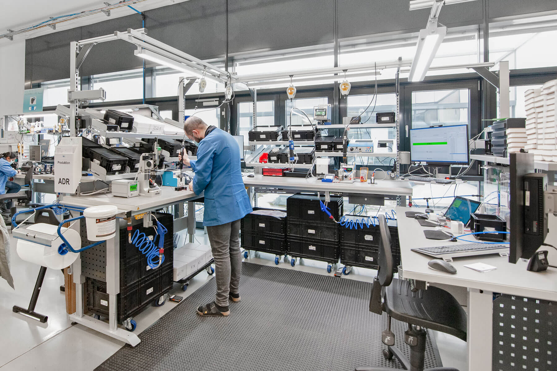 ERGO-line ESD Montagetische und Bodenmatte