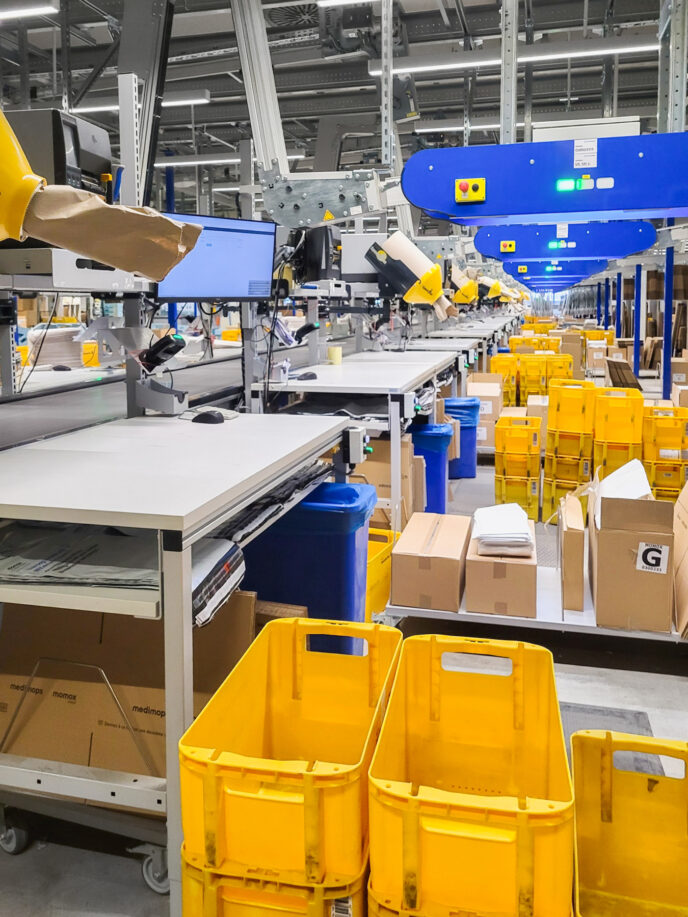 ERGO-line packing tables with various IT workstations in a dispatch and assembly hall