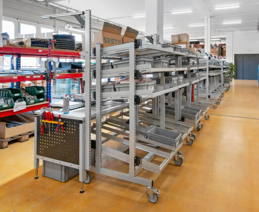 Freistehende Materialzuführung an Montagearbeitsplatz