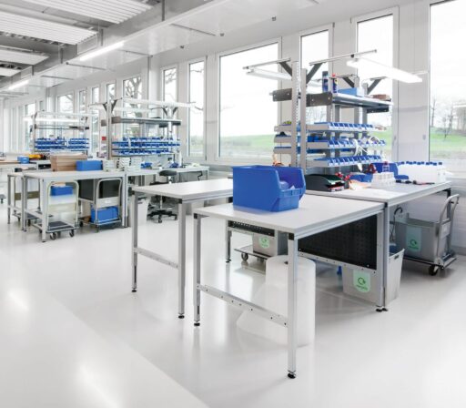 ERGO-line Montagetische mit LED-Leuchten für optimale Arbeitsplatzausleuchtung
