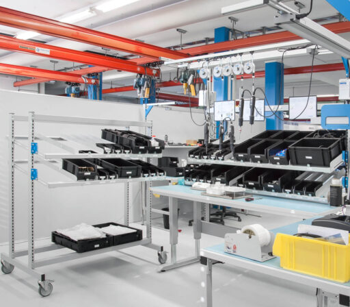 ERGO-line_Montagetische_Transportwagen_Zufuehrung_1 ERGO-line Materialzuführung am Tisch befestigt und an Transportwagen