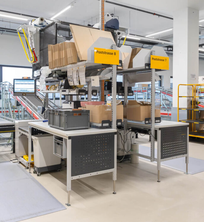 Packing tables with lifting mechanisms for ergonomic working