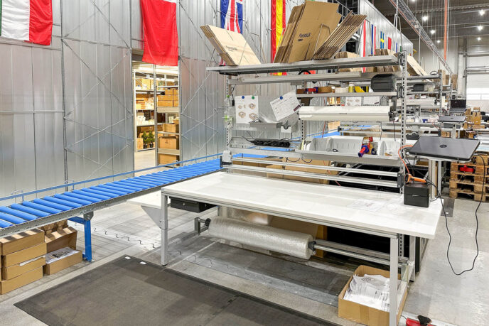 ERGO-line Packtische mit EDV-Halterung und Schneidegerät ERGO-line packing table with computer holder